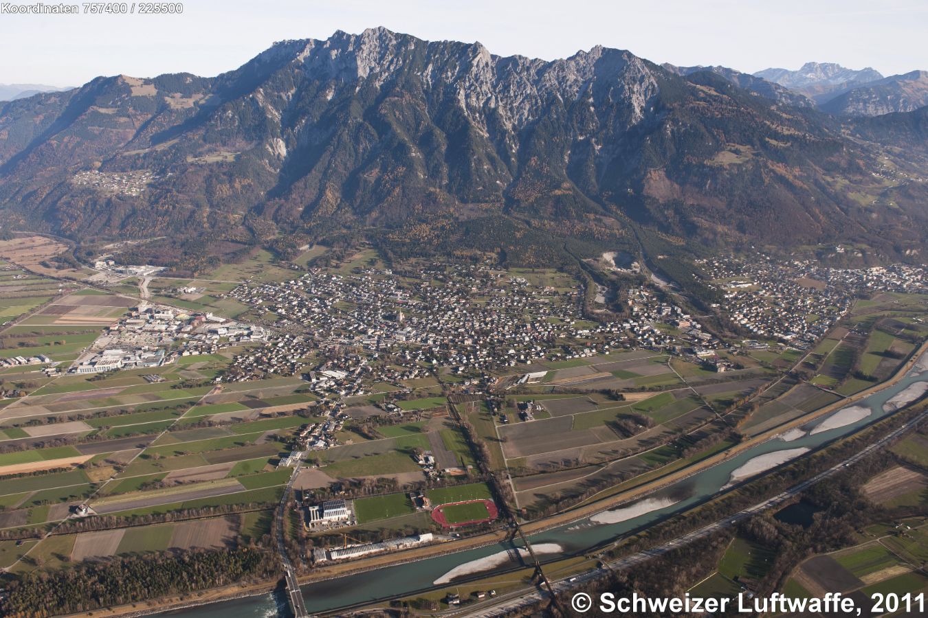 Im Bildzentrum die Gemeinde Schaan (Position 2'757'151.61, 1'226'023.03), 